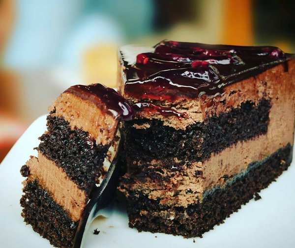 How to Create a Decadent Vegan Chocolate Cake with a Rich Ganache?