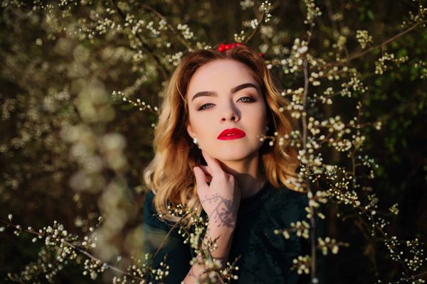 What's the Secret to Wearing a Structured Mini Bag with a Formal Work Ensemble?